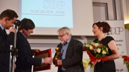 Warszawa, 20.03.2019. Prezes SDP Krzysztof Skowroński (2L) wręcza Laur Stowarzyszenia Dziennikarzy Polskich publicyście tygodnika „Sieci” oraz portalu wPolityce.pl. Jerzemu Jachowiczowi (C).