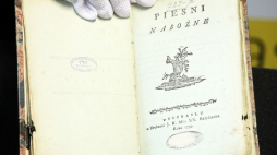 Prezentacja starodruku „Pieśni nabożne” Franciszka Karpińskiego w Książnicy Podlaskiej im. Łukasza Górnickiego w Białymstoku. Fot. PAP/A. Reszko