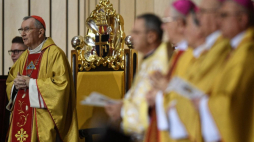 Sekretarz Stanu Stolicy Apostolskiej kard. Pietro Parolin (L) przewodniczy mszy świętej w Świątyni Opatrzności Bożej na warszawskim Wilanowie, odprawianej w intencji papieża Franciszka. Fot. PAP/R. Pietruszka