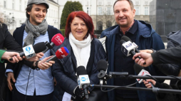 Wokalistka jazzowa Urszula Dudziak (C), kompozytor, muzyk, producent Marek Kościkiewicz (P) oraz przedstawiciel ZAiKS-u Jan Młotkowski (L) podczas briefingu prasowego "Apel o szacunek dla praw autorskich w sieci - artyści z listem otwartym do prezydenta i premiera". Fot. PAP/R. Pietruszka
