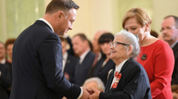 Prezydent Andrzej Duda odznacza Leontynę Leśniewicz podczas uroczystości w Pałacu Prezydenckim w Warszawie.  PAP/R. Pietruszka