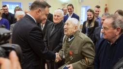 Prezydent Andrzej Duda (L) podczas uroczystości związanych z Narodowym Dniem Pamięci Żołnierzy Wyklętych w Wysokiem Mazowieckiem spotkał się z kombatantami i rodzinami żołnierzy podziemia niepodległościowego. Fot. PAP/M. Onufryjuk