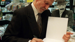 Jeremi Przybora podpisuje książkę z zapisem pierwszych programów" Kabaretu Starszych Panów". Warszawa 16.10.1995 r. PAP/F. Miller