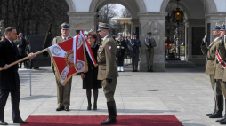 Prezydent Andrzej Duda (L) oraz dowódca Pułku Reprezentacyjnego Wojska Polskiego ppłk Leszek Szcześniak (C) podczas uroczystości wręczenia sztandaru wojskowego Pułkowi. Fot. PAP/P. Nowak