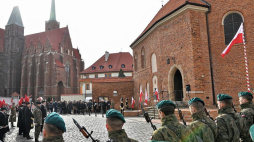 Przemarsz przez Ostrów Tumski do archikatedry wrocławskiej. Obchody 81. rocznicy ogłoszenia Prawd Polaków spod Znaku Rodła na Ostrowie Tumskim we Wrocławiu. Fot. PAP/J. Karwowski