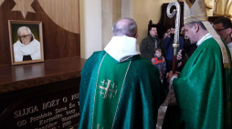 Bp Roman Pindel przy sarkofagu o. Rudolfa Warzechy. Fot. Marek Szafrański