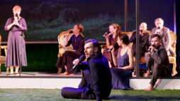 Scena zbiorowa podczas próby medialnej spektaklu muzycznego „Ja ciebie kocham! Ach, te słowa tak dziwnie w moim sercu brzmią…”, w olsztyńskim Teatrze Jaracza. Fot. PAP/T. Waszczuk