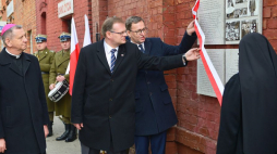 Biskup polowy WP Józef Guzdek (L), prezes IPN Jarosław Szarek (3L) i szef Urzędu do Spraw Kombatantów i Osób Represjonowanych Jan Józef Kasprzyk (2L) podczas odsłonięcia tablicy poświęconej matce Matyldzie Getter w Warszawie. Fot. PAP/J. Kamiński