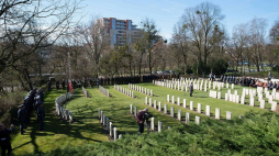 Obchody 75. rocznicy ucieczki jeńców z niemieckiego obozu Stalag Luft 3 na Cmentarzu Wojennym Wspólnoty Brytyjskiej na poznańskiej Cytadeli. Fot. PAP/J. Kaczmarczyk