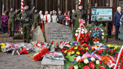 Uroczystości w 75. rocznicę Wielkiej Ucieczki przy miejscu, którędy biegł tunel „Harry” na terenie obecnego Muzeum Obozów Jenieckich w Żaganiu. Fot. PAP/L. Muszyński