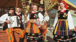 Polski Zespół Pieśni i Tańca „Wileńszczyzna” z Litwy z wileńskimi palmami. Białystok, 2000 r. Fot. PAP/Z. Lenkiewicz