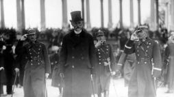 Prezydent RP Stanisław Wojciechowski w towarzystwie adiutanta, gen. Mariusza Zaruskiego przed Grobem Nieznanego Żołnierza w Warszawie. Źródło: NAC