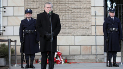 Wicepremier, minister kultury i dziedzictwa narodowego Piotr Gliński podczas uroczystości z okazji Narodowego Dnia Pamięci Żołnierzy Wyklętych przy tablicy upamiętniającej Żołnierzy Wyklętych na budynku Ministerstwa Sprawiedliwości w Warszawie. Fot. PAP/L. Szymański