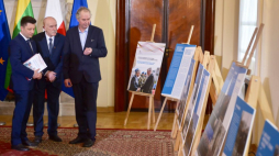 Litewski historyk, autor wystawy Alvydas Nikzentaitis (P) i szef KPRM Michał Dworczyk (L) podczas otwarcia wystawy "Prezydent Polski Lech Kaczyński i Litwa – Oczami Prezydenta Valdasa Adamkusa". Fot. PAP/J. Kamiński