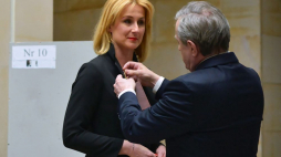 Wicepremier, minister kultury Piotr Gliński wręcza Odznakę „Zasłużony dla Kultury Polskiej” Ewie Ziembińskiej podczas konferencji prasowej inaugurującej projekt poświęcony twórczości Augusta Zamoyskiego w Muzeum Narodowym w Warszawie. 21.03.2019. Fot. PAP/J. Kamiński