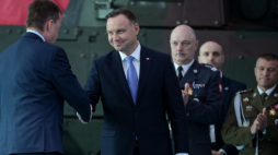 Warszawa, 17.04.2019. Prezydent Andrzej Duda (C) i minister obrony Mariusz Błaszczak (L) podczas wielkanocnego spotkania z żołnierzami i pracownikami wojska, 17 bm. w 1. Bazie Lotnictwa Transportowego w Warszawie.Fot. PAP/M. Obara
