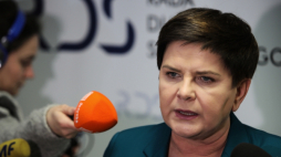 Warszawa, 03.04.2019. Wicepremier Beata Szydło rozmawia z dzienikarzami w warszawskim Centrum Partnerstwa Społecznego „Dialog”, gdzie 3 bm. rozpoczęło się kolejne nadzwyczajne posiedzenie Prezydium Rady Dialogu Społecznego o sytuacji w oświacie. Fot. PAP/L. Szymański