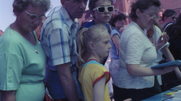 Warszawa 05.1988. Dni Oświaty, Książki i Prasy. Kiermasz książek na placu Zamkowym i Podwalu. Fot. PAP/W. Kryński