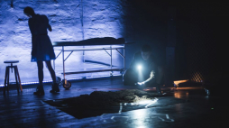 Fragment spektaklu „Zdziczenie obyczajów pośmiertnych” w reż. Marty Streker. Teatr im. Jana Kochanowskiego w Opolu. Źródło: www.teatropole.pl