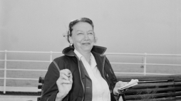Gdynia, 1958. Wizyta w kraju Haliny Konopackiej, lekkoatletki, złotej medalistki olimpijskiej w rzucie dyskiem w Amsterdamie w 1928 r. Nz. pokładzie Batorego Fot. PAP/J. Uklejewski