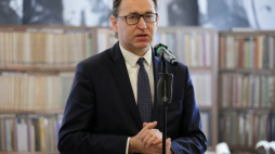 Warszawa, 17.04.2019. Prezes IPN Jarosław Szarek podczas podpisania umowy o współpracy, 17 bm. w Warszawie, pomiędzy Instytutem Pamięci Narodowej a Muzeum Getta Warszawskiego. W czasie spotkania zostały zaprezentowane oryginały materiałów archiwalnych z zasobu Archiwum IPN, m.in. oryginał Raportu Stroopa oraz unikatowy film z ujęciami getta warszawskiego. Fot. PAP/P. Supernak