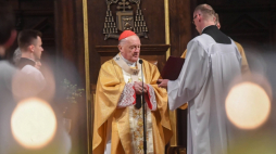 Warszawa, 21.04.2019. Metropolita warszawski, kardynał Kazimierz Nycz (C) podczas uroczystej sumy pontyfikalnej w archikatedrze św. Jana Chrzciciela w Warszawie. Fot. PAP/P. Nowak