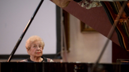 Warszawa, 26.04.2017. Pianistka Lidia Grychtołówna podczas uroczystości przyznania dorocznej nagrody Towarzystwa Przyjaciół Śląska. Fot. PAP/M. Obara