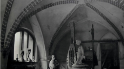 Sławomir Lewiński w pracowni przy ul. Mariackiej w Szczecinie, 1962 r. Archiwum rodzinne. Źródło: Muzeum.Szczecin.pl 