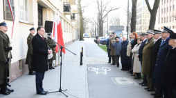 Warszawa, 03.04.2019. Szef Urzędu ds. Kombatantów i Osób Represjonowanych Jan Józef Kasprzyk (2L) przemawia podczas uroczystości. Tablicę poświęconą płk. Waleremu Sławkowi odsłonięto w 80. rocznicę jego tragicznej śmierci, 3 bm. na ścianie budynku przy al. Szucha 16, wzniesionym dla Oficerskiej Spółdzielni Mieszkaniowo-Budowlanej „Proporzec”. W domu tym, nazywanym nieoficjalnie „Domem generalskim”, w latach 1936–1939 mieszkał płk Walery Sławek. Fot. PAP/R. Pietruszka