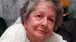Zakopane, 3.10.1996 r. Wisława Szymborska po informacji o przyznaniu jej literackiej Nagrody Nobla, na zaimprowizowanej konferencji prasowej w pensjonacie Astoria w Zakopanem. Fot. PAP/J. Bednarczyk