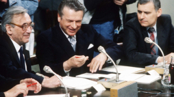Warszawa 05.04.1989. Ostatni dzień obrad okrągłego stołu w Pałacu Namiestnikowskim przy ul. Krakowskie Przedmieście - negocjacji prowadzonych od 6 lutego do 5 kwietnia przez przedstawicieli władz PRL, opozycji solidarnościowej oraz kościelnej, w wyniku których w Polsce rozpoczęła się transformacja ustrojowa. Na zdj. od lewej: Tadeusz Mazowiecki, Czesław Kiszczak, Marek Hołdakowski. Fot. PAP/D. Kwiatkowski