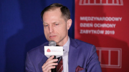Dyrektor Narodowego Instytutu Dziedzictwa Bartosz Skaldawski podczas konferencji prasowej organizowanej przez Narodowy Instytut Dziedzictwa z okazji Międzynarodowego Dnia Ochrony Zabytków. Fot. PAP/P. Supernak