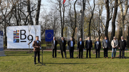 Szef polskiego MON Mariusz Błaszczak (L), minister obrony narodowej Rumunii Gabriel-Beniamin Les (4L), minister obrony Czech Lubomir Metnar (P), minister obrony Litwy Raimundas Karoblis (3P) na terenie Cytadeli Warszawskiej, przed ceremonią sadzenia drzew upamiętniających spotkanie B9 i 70. rocznicę powstania NATO oraz 20-lecie członkostwa Polski w Sojuszu. Fot. PAP/P. Nowak