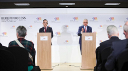 Minister spraw zagranicznych Polski Jacek Czaputowicz (P) oraz szef MSZ Niemiec Heiko Maas (L) podczas wspólnej konferencji prasowej po spotkaniu ministrów spraw zagranicznych Procesu Berlińskiego w Warszawie. 12.04.2019. Fot. PAP/L. Szymański