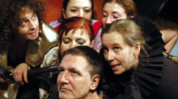Próba spektaklu, 2004 r. Od lewej: Beata Fudalej, Waldemar Kownacki, Anna Chodakowska/środek/, Anna Ułas /z tyłu/, Magdalena Warzecha, Anna Gryszkówna /z tyłu/. Fot. PAP/ A. Rybczyński.