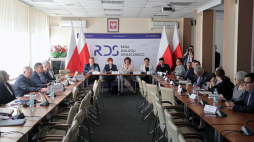 Spotkanie przedstawicieli strony rządowej i central związkowych nt. sytuacji w oświacie w Centrum Partnerstwa Społecznego „Dialog” w Warszawie. 18.04.2019. Fot. PAP/T. Gzell 