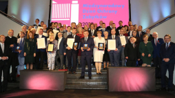 Wspólne zdjęcie odznaczonych, wyróżnionych oraz laureatów gali Międzynarodowego Dnia Ochrony Zabytków. Źródło: Narodowy Instytut Dziedzictwa/fot. P. Kobek