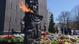 Uroczystości przed Pomnikiem Bohaterów Getta w Warszawie upamiętniające 76. rocznicę wybuchu Powstania w getcie warszawskim. Fot. PAP/M. Obara