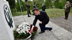 Minister obrony narodowej Mariusz Błaszczak podczas uroczystości przy Pomniku Sapera w Gozdowicach w ramach obchodów 74. rocznicy forsowania Odry przez 1. Armię Wojska Polskiego. Fot. PAP/M. Bielecki
