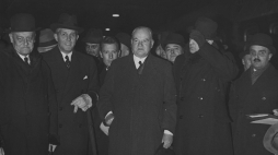 Herbert Hoover (trzeci z lewej na pierwszym planie) podczas wizyty w Polsce. 1938 r. Fot. NAC
