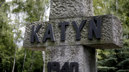 Pomnik upamiętniający ofiary Zbrodni Katyńskiej na Cmentarzu Wojskowym na Powązkach. Fot. PAP/L. Szymański