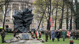Uroczystości upamiętniające 79. rocznicę zbrodni katyńskiej i drugiej masowej zsyłki Polaków na Sybir przy pomniku Ofiar Katynia i Sybiru w Poznaniu. Fot. PAP/J. Kaczmarczyk