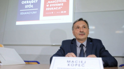 Maciej Kopeć podczas obrad drugiej tury debaty. Fot. PAP/T. Gzell