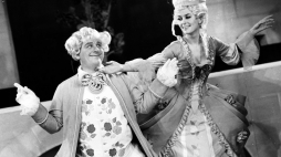 Maria Wachowiak i  Lech Ordon w spektaklu „Kram z piosenkami” w warszawskim Teatrze Narodowym. 1968 r. Fot. NAC