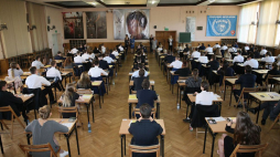Uczniowie I Liceum Ogólnokształcącego w Gorzowie Wielkopolskim przed rozpoczęciem egzaminu maturalnego z matematyki. 05.2018. Fot. PAP/L. Muszyński