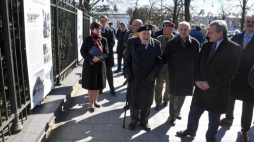 Wicepremier, minister kultury Piotr Gliński (P) i kpt. Henryk Anusiewicz (C) podczas otwarcia wystawy "Monte Cassino. W 75. rocznicę bitwy" w Galerii Plenerowej Muzeum Łazienki Królewskie. Fot. PAP/R. Pietruszka