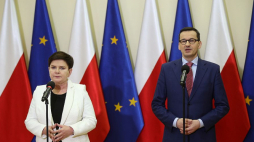 Premier Mateusz Morawiecki i wicepremier, przewodnicząca Komitetu Społecznego Rady Ministrów Beata Szydło podczas wypowiedzi dla mediów w Małopolskim Urzędzie Wojewódzkim na temat „okrągłego stołu” oświatowego. Fot. PAP/Ł. Gągulski
