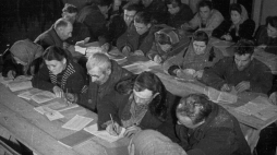 Nauka czytania i pisania w wiejskiej świetlicy zorganizowana w ramach kursów dla dorosłych. Makowice Mazowieckie, 11.1948. Fot. PAP/CAF 
