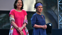 Pisarka Olga Tokarczuk (P) i tłumaczka Antonia Lloyd-Jones (L). Fot. PAP/M. Kulczyński