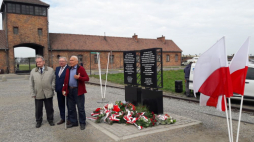 Jan Kasperczyk (pierwszy z prawej), inicjator budowy tablic. Fot. M. Szafrański